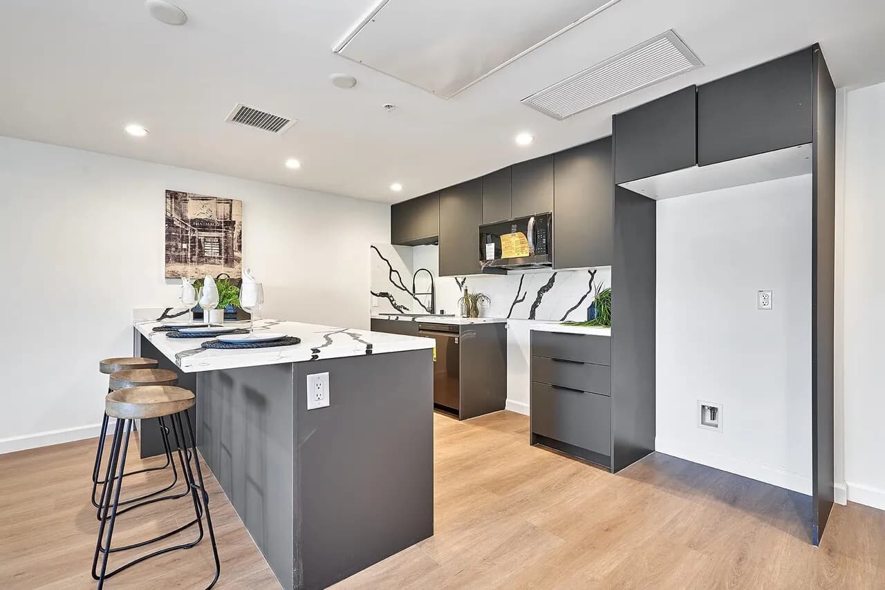 한타 럭셔리 2024년생의 새 콘도 분양
						2024년도에 새로 지은 럭셔리 새 콘도 38유닛/방3구조 / 모던스타일의 인테리어, 가주마켓, YMCA 걸어갈수 있는 편리함
						콘도  Los Angeles CA's preview 1