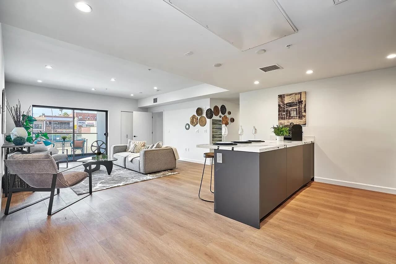 한타 럭셔리 2024년생의 새 콘도 분양
						2024년도에 새로 지은 럭셔리 새 콘도 38유닛/방3구조 / 모던스타일의 인테리어, 가주마켓, YMCA 걸어갈수 있는 편리함
						콘도  Los Angeles CA's preview 2