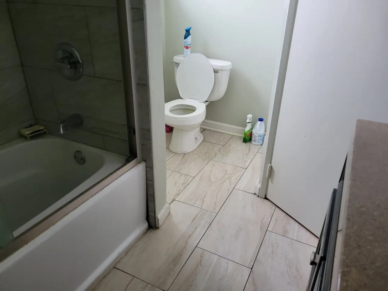 다우니지역, 단독주택 2층의 카펫방을 랜트하며 남성분을 원합니다.
					룸메이트
					Downey's preview 3