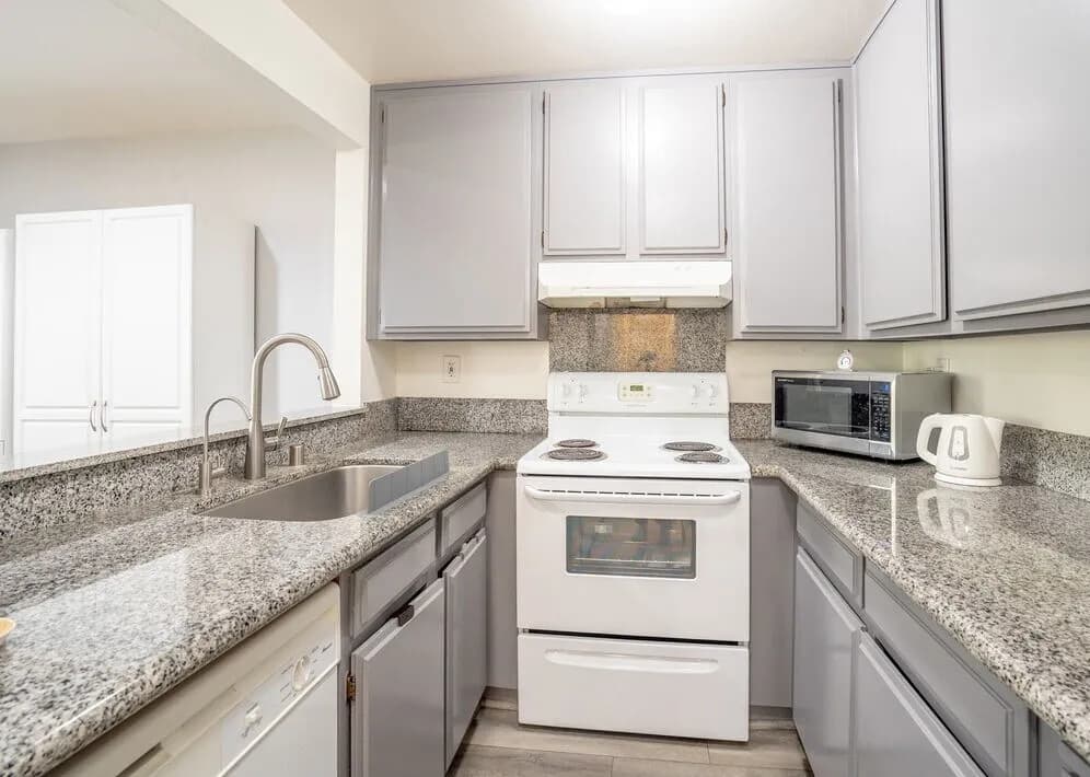 한인타운 콘도
						방1 화장실1, 파킹2대, 오픈구조, 꼭대기층, 밝고 환함, 발코니, 편리한 위치
						콘도  Los Angeles CA's preview 0