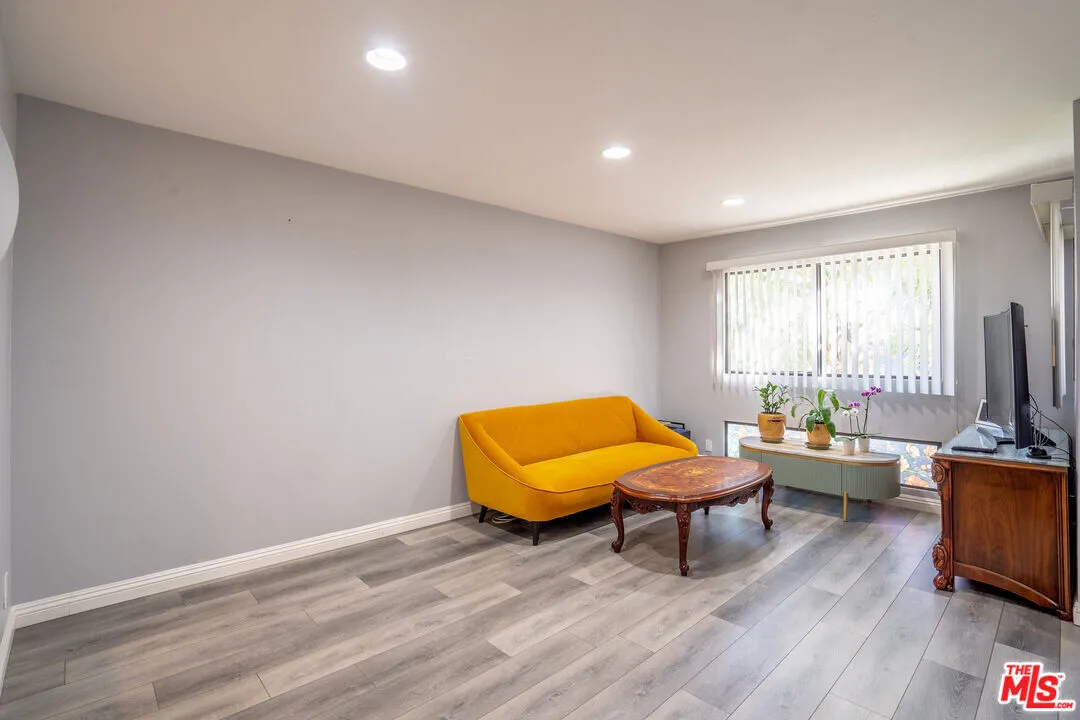 한인타운 콘도
						방1 화장실1, 파킹2대, 오픈구조, 꼭대기층, 밝고 환함, 발코니, 편리한 위치
						콘도  Los Angeles CA's preview 1