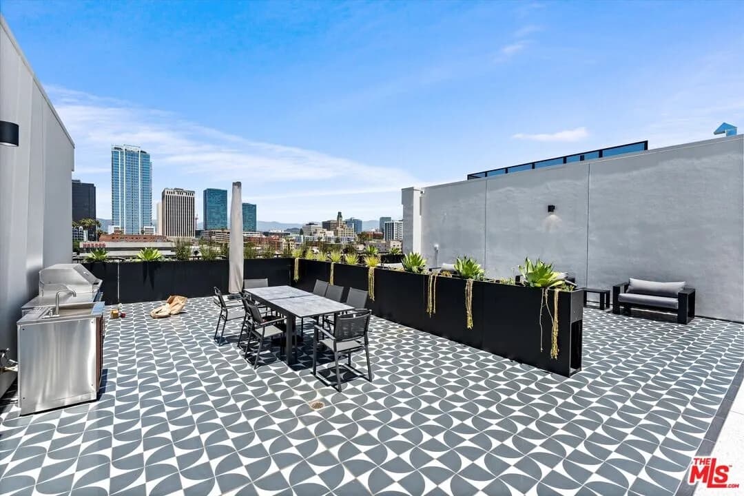 한인타운 새콘도
						2024년생, 방1 화장실1, 오픈구조, 발코니, 편리한 위치 
						콘도  Los Angeles CA's preview 2