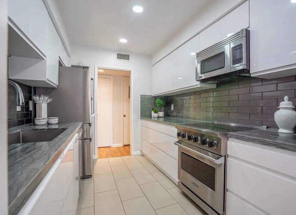 행콕팍 콘도 
						방1 화장실2, Over 1000 sf, 오픈구조, 마루바닥, 발코니, Front & End Unit, 편리한 위치
						콘도  Los Angeles CA's preview 0