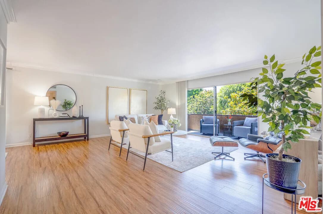 행콕팍 콘도 
						방1 화장실2, Over 1000 sf, 오픈구조, 마루바닥, 발코니, Front & End Unit, 편리한 위치
						콘도  Los Angeles CA's preview 1