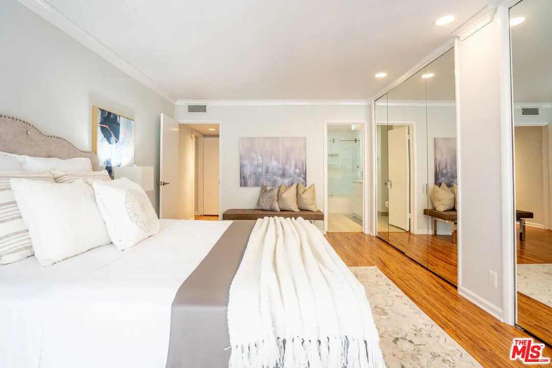 행콕팍 콘도 
						방1 화장실2, Over 1000 sf, 오픈구조, 마루바닥, 발코니, Front & End Unit, 편리한 위치
						콘도  Los Angeles CA's preview 2