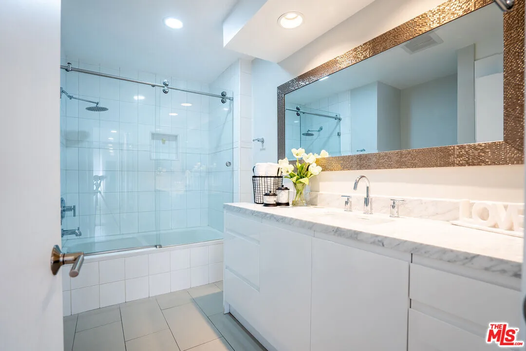 행콕팍 콘도 
						방1 화장실2, Over 1000 sf, 오픈구조, 마루바닥, 발코니, Front & End Unit, 편리한 위치
						콘도  Los Angeles CA's preview 3