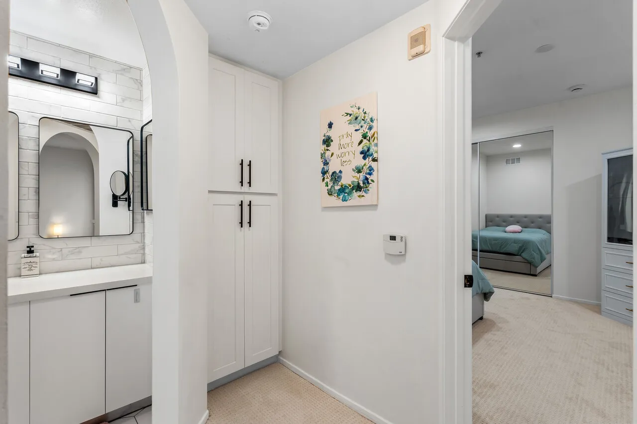 행콕팍 인근 콘도
						방1 화장실1, 리모델된 부엌&화장실, 발코니, 시큐리티, 게스트 파킹, 부대시설
						콘도  Los Angeles CA's preview 2