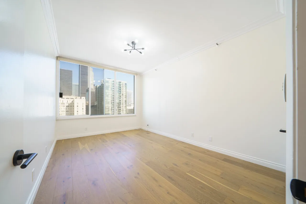 다운타운 펜트하우스
						방2+DEN 화2, 1600sf이상, 리모델, 발코니, 24HR경비, 부대시설, Side by Side 주차
						콘도  Los Angeles CA's preview 3