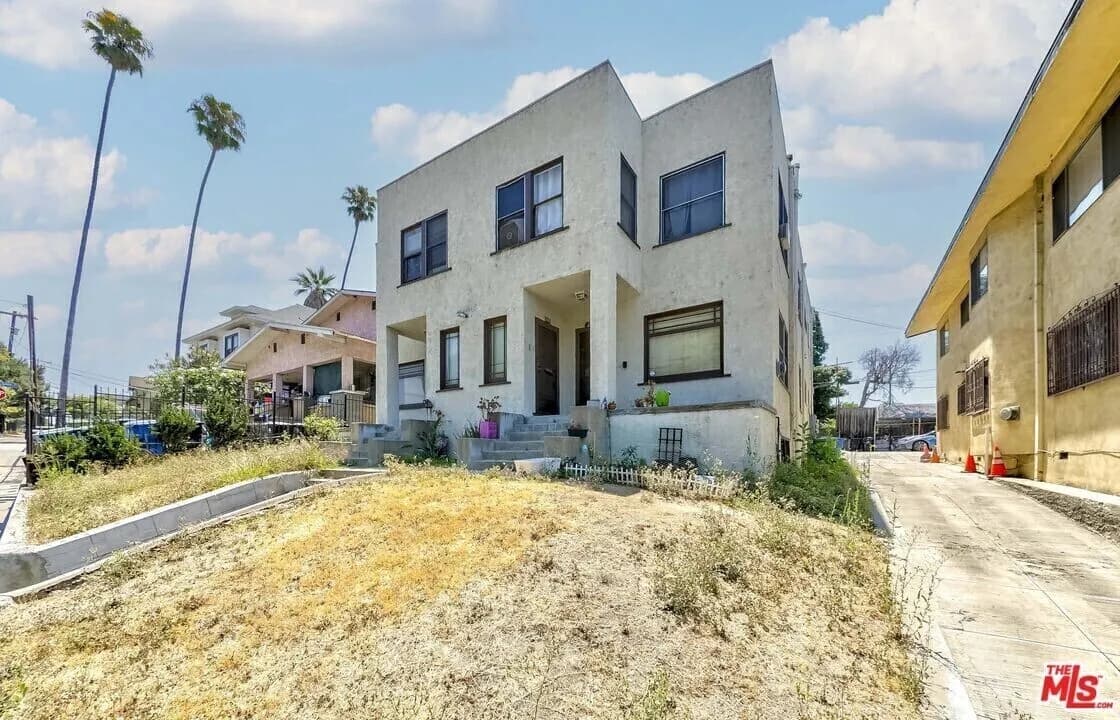 엘에이 4 유닛
						방1 화1 x 4 (960sf+/each) 약 3900 sf, 랏 6200 sf 이상, 파킹 4-car carport **1-vacant**
						인컴유닛  Los Angeles CA's preview 0