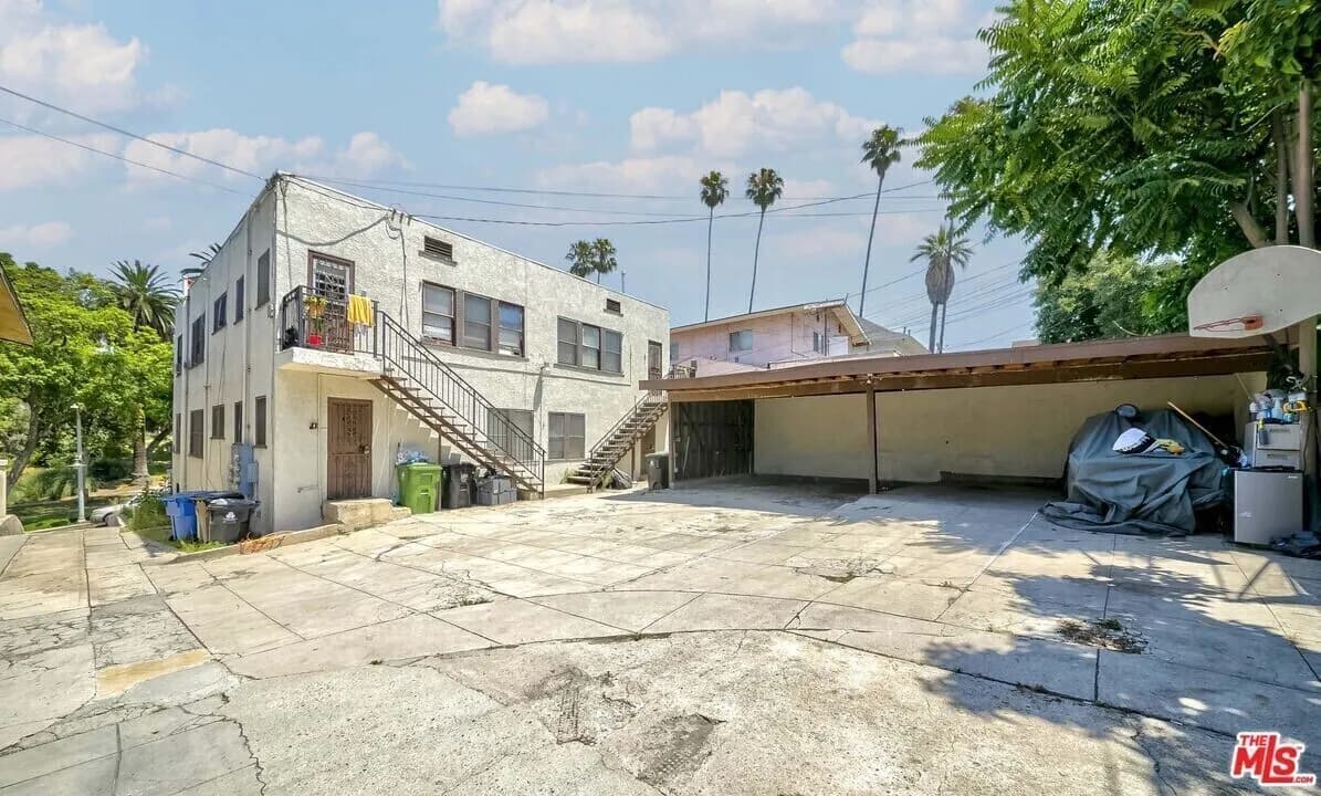 엘에이 4 유닛
						방1 화1 x 4 (960sf+/each) 약 3900 sf, 랏 6200 sf 이상, 파킹 4-car carport **1-vacant**
						인컴유닛  Los Angeles CA's preview 1