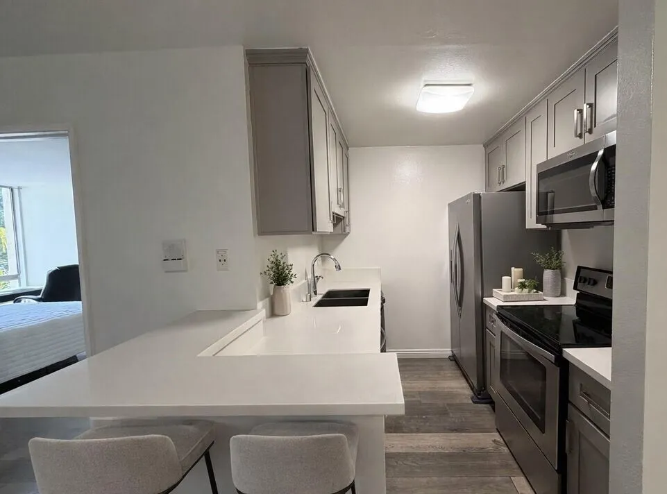 한인타운 콘도
						방1 화장실1, 오픈구조, 마루바닥, 발코니, 윌셔출퇴근 도보거리
						콘도  Los Angeles CA's preview 0