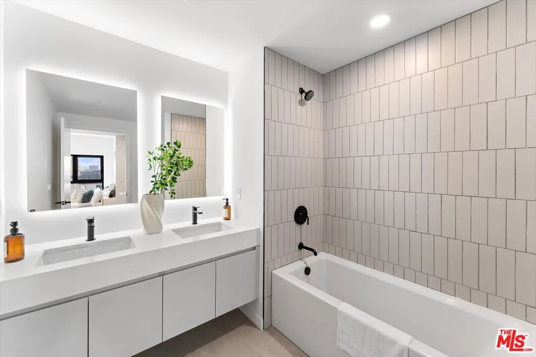 한인타운 콘도
						2024년생, 방2 화장실2, 오픈구조, 발코니, 냉장고&세탁기, 편리한 위치
						콘도  Los Angeles CA's preview 2