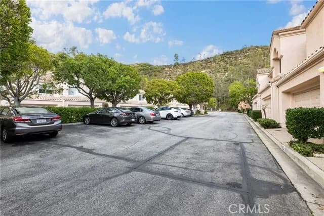 글렌데일 인기많은 타운홈
						방3 화장실3, 약 1800 sf,  private 2-car attached garage, 편리한 위치 
						타운하우스  Glendale CA's preview 1