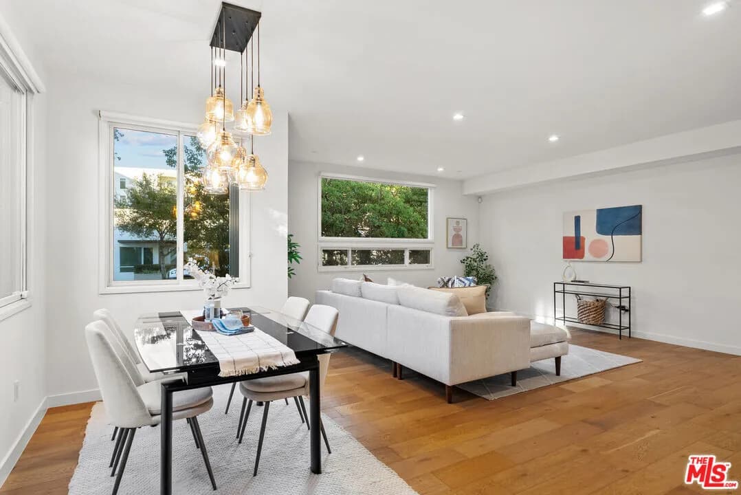 글렌데일 콘도 
						2018년생, 방2 화장실3, 약 1450 sf, 오픈구조, 타운홈 스타일, 편리한 위치 
						콘도  Glendale CA's preview 1