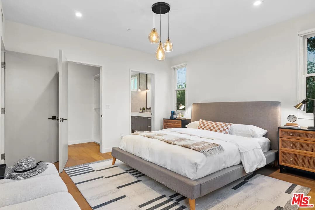 글렌데일 콘도 
						2018년생, 방2 화장실3, 약 1450 sf, 오픈구조, 타운홈 스타일, 편리한 위치 
						콘도  Glendale CA's preview 2