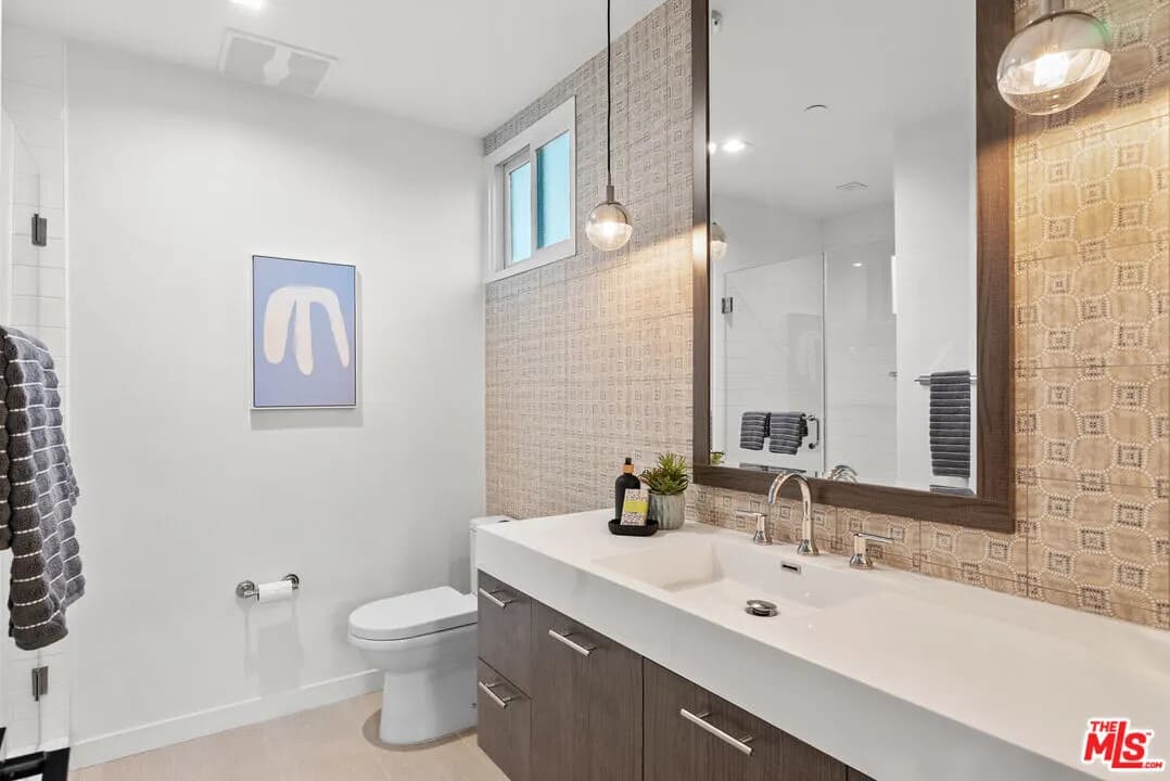 글렌데일 콘도 
						2018년생, 방2 화장실3, 약 1450 sf, 오픈구조, 타운홈 스타일, 편리한 위치 
						콘도  Glendale CA's preview 3