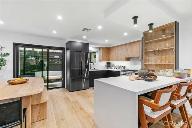 버벵크 콘도 
						방2 화장실2, 오픈구조, 리모델, Over 1200 sf, low HOA, 편리한 위치 
						콘도  Burbank CA's preview 0