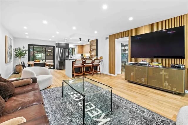 버벵크 콘도 
						방2 화장실2, 오픈구조, 리모델, Over 1200 sf, low HOA, 편리한 위치 
						콘도  Burbank CA's preview 1