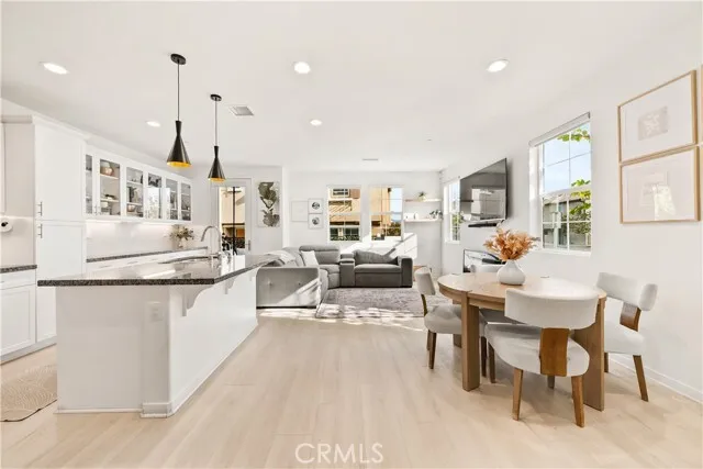 발렌시아 타운홈 
						2019년생, 방3 화장실3, + LOFT, 약 1750 sf, 오픈구조, 하이실링, Attached Garage
						콘도  Valencia CA's preview 1