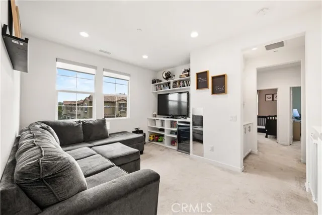 발렌시아 타운홈 
						2019년생, 방3 화장실3, + LOFT, 약 1750 sf, 오픈구조, 하이실링, Attached Garage
						콘도  Valencia CA's preview 2