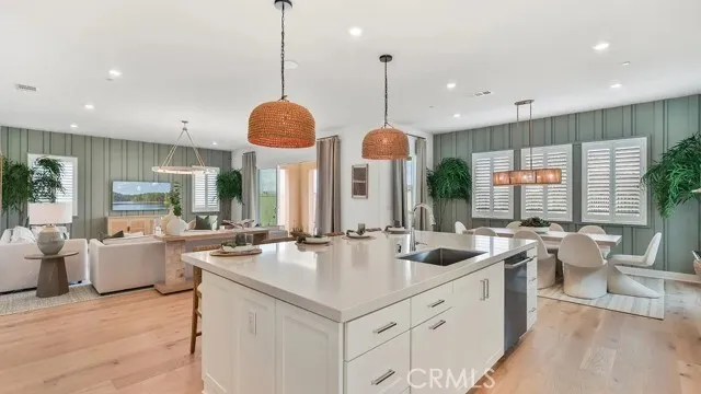 발렌시아 New 하우스
						Brand New, 방4 화장실4, 약 3500 sf 
						주택  Valencia CA's preview 0