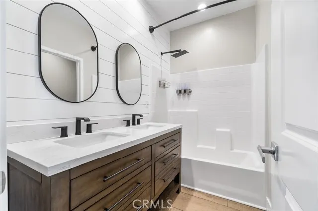 발렌시아 타운홈 
						2019년생, 방3 화장실3, 약 1800 sf, 오픈구조, +LOFT, 마루바닥, 밝고 환함, 초중고 도보거리
						타운하우스  Valencia CA's preview 3