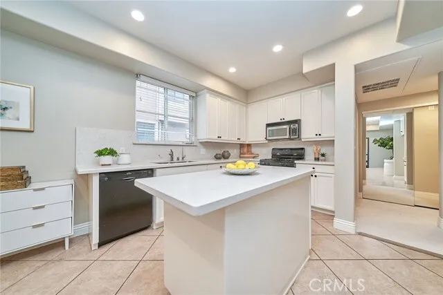 행콕팍 근처 타운홈
						2003년생, 방4 화장실4, 약 2200 sf, 오픈구조, Attached Garage, 편리한 위치
						콘도  Los Angeles CA's preview 0