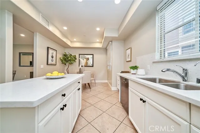 행콕팍 근처 타운홈
						2003년생, 방4 화장실4, 약 2200 sf, 오픈구조, Attached Garage, 편리한 위치
						콘도  Los Angeles CA's preview 1