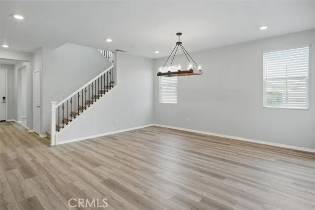 발렌시아 하우스 
						2015년생, 방5 화장실3, 약 3400 sf, (1층 방1+화1)+Den, 넓은 LOFT, 뒷마당, 게이트단지
						주택  Valencia CA's preview 1