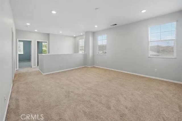 발렌시아 하우스 
						2015년생, 방5 화장실3, 약 3400 sf, (1층 방1+화1)+Den, 넓은 LOFT, 뒷마당, 게이트단지
						주택  Valencia CA's preview 3