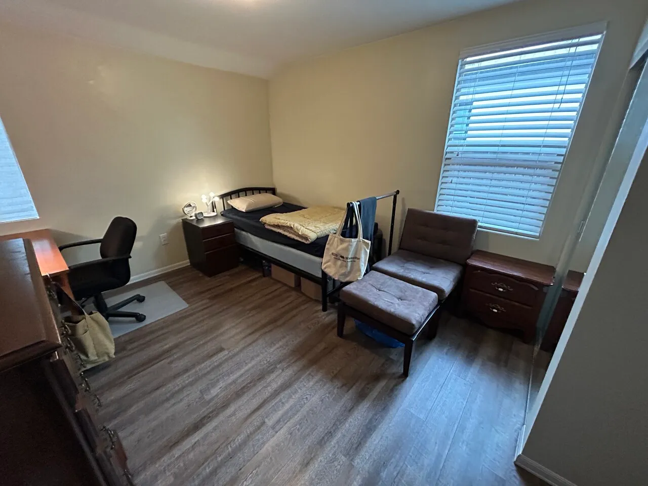 웨스트LA 프라이빗 베드+베스
					룸메이트
					웨스트엘에이's preview 0