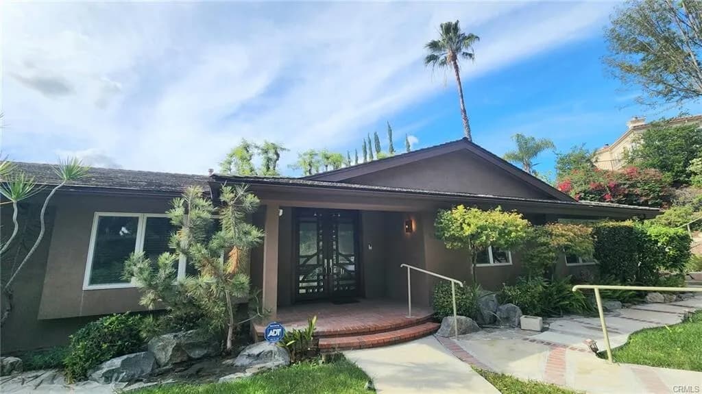 뷰!!뷰!!뷰!! 플러튼 최고지역!! 30,160 SqFt 넓은 Lot 단층 단독주택!!
						매우 밝고, 높은천장, 화강아 카운터탑 부엌, 2중창문, 마루바닥, 벽난로, 페리오, 스파, 빌트인 바비큐, 냉장고, 넓은 뒷마당.

						주택  Fullerton CA's preview 1