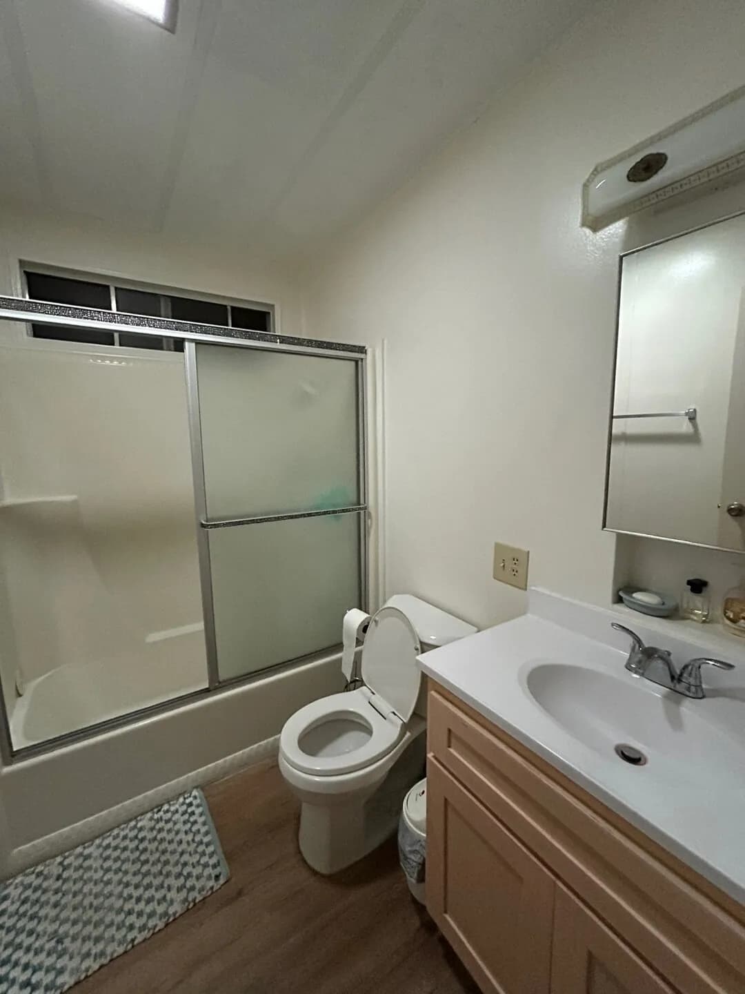 Carson 개인룸 $700/All Included/여성분만/주차O/1월 17일 이후 가능
					룸메이트
					Carson's preview 0