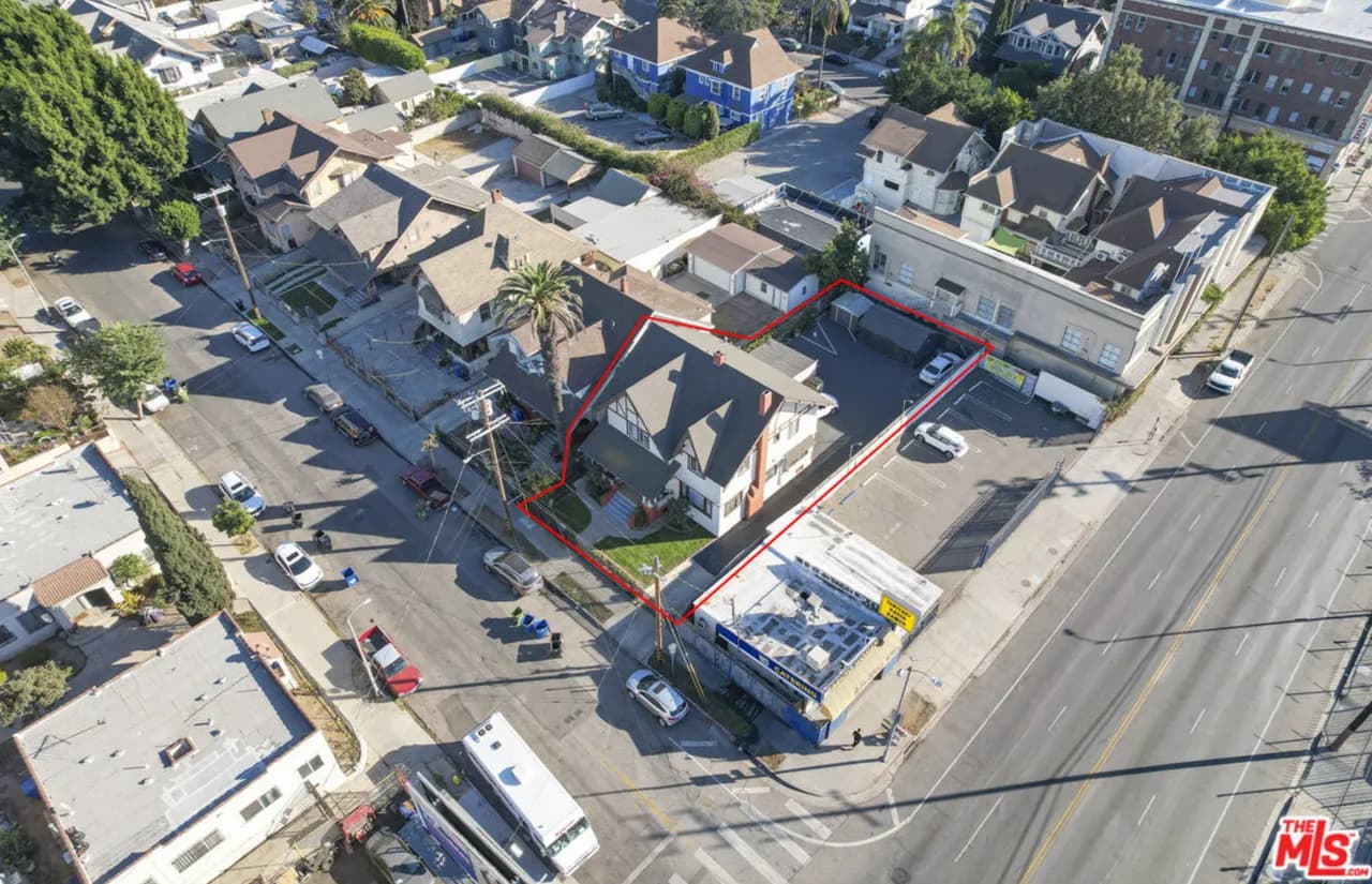 C-2 zoning, 레노베이션된 인컴 property - ADU건축 가능
						OPEN HOUSE 1/18(SUN) 1PM - 3PM
						주택's preview 0