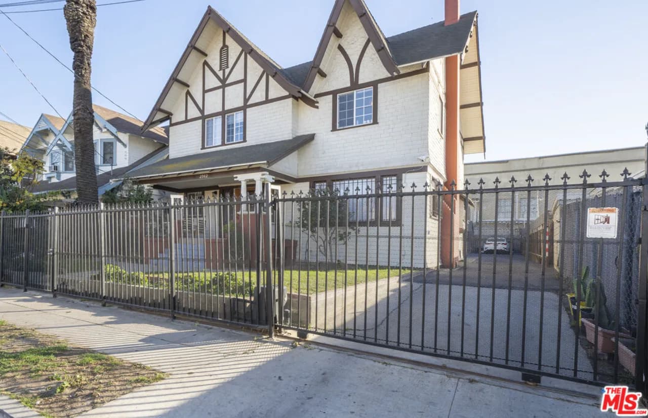 C-2 zoning, 레노베이션된 인컴 property - ADU건축 가능
						OPEN HOUSE 1/18(SUN) 1PM - 3PM
						주택's preview 1