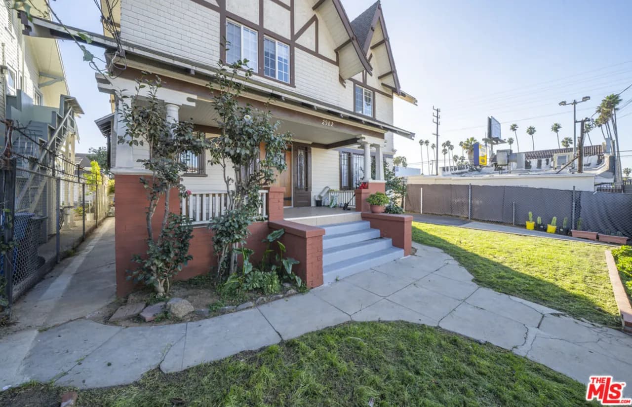 C-2 zoning, 레노베이션된 인컴 property - ADU건축 가능
						OPEN HOUSE 1/18(SUN) 1PM - 3PM
						주택's preview 2