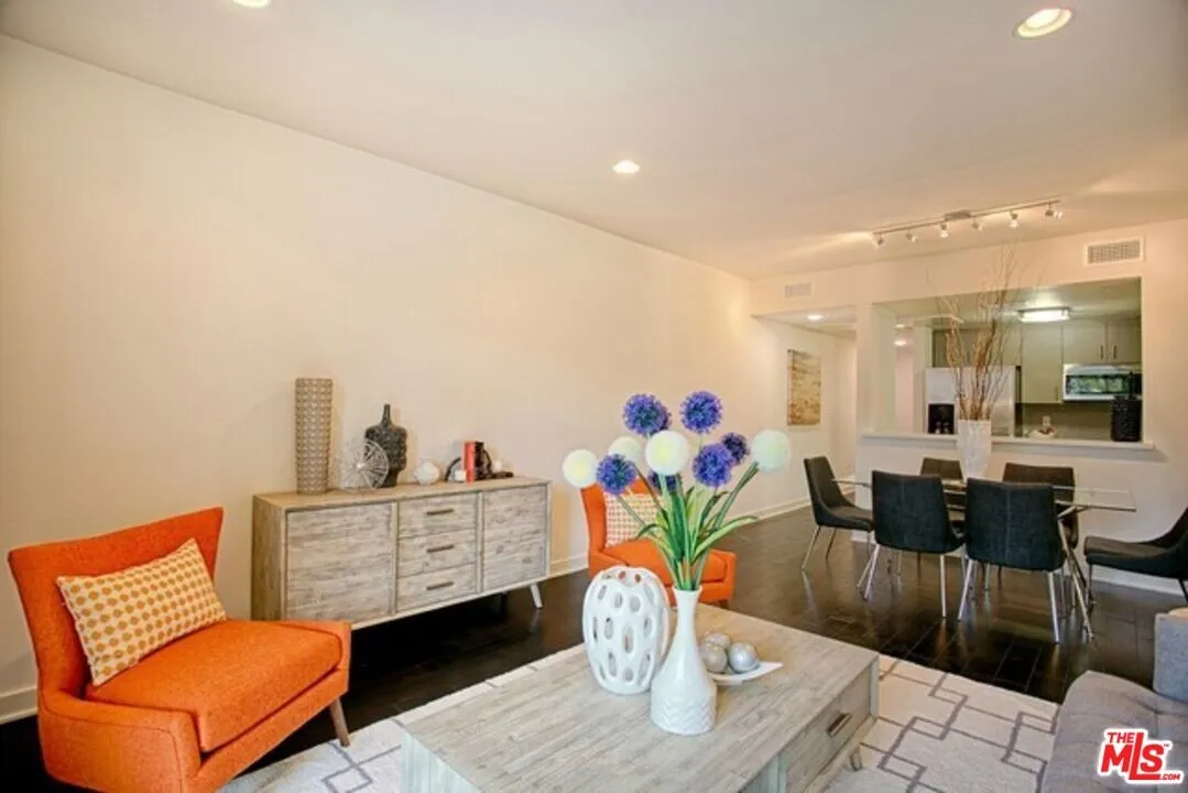 [한인타운] 방2+화2 1,060sf 2015년생 콘도
						야외 발코니 2개, EV Charger 설치 가능
						콘도  Los Angeles CA's preview 0