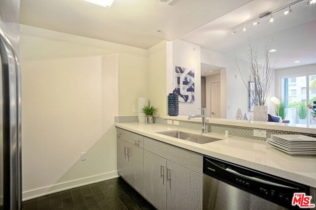 [한인타운] 방2+화2 1,060sf 2015년생 콘도
						야외 발코니 2개, EV Charger 설치 가능
						콘도  Los Angeles CA's preview 2