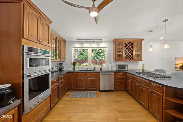 라캐냐다 하우스
						방3 화장실2, 건평 Over 2000 sf, 랏 Over 14,000 sf
						주택  La Canada Flintridge CA's preview 0