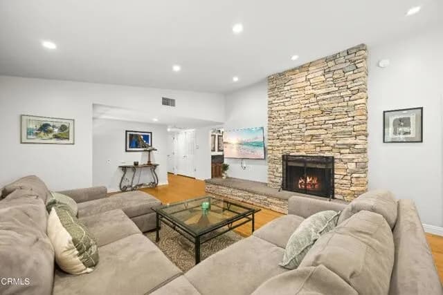 라캐냐다 하우스
						방3 화장실2, 건평 Over 2000 sf, 랏 Over 14,000 sf
						주택  La Canada Flintridge CA's preview 2