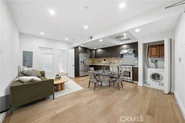 한인타운 콘도
						2018년생, 방1 화장실1, 오픈구조, Laundry in unit, 낮은 HOA, 편리한위치
						타운하우스  Los Angeles CA's preview 0