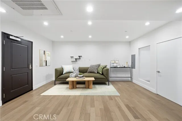 한인타운 콘도
						2018년생, 방1 화장실1, 오픈구조, Laundry in unit, 낮은 HOA, 편리한위치
						타운하우스  Los Angeles CA's preview 1