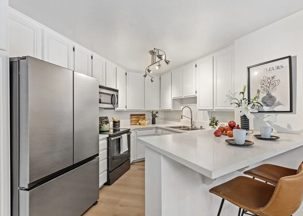 비아마리솔 콘도
						방2 화장실1, Over 1000 sf, 오픈구조, 마루바닥, 발코니, 편리한 위치
						콘도  Los Angeles CA's preview 0