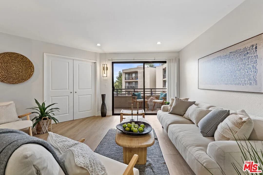 비아마리솔 콘도
						방2 화장실1, Over 1000 sf, 오픈구조, 마루바닥, 발코니, 편리한 위치
						콘도  Los Angeles CA's preview 1