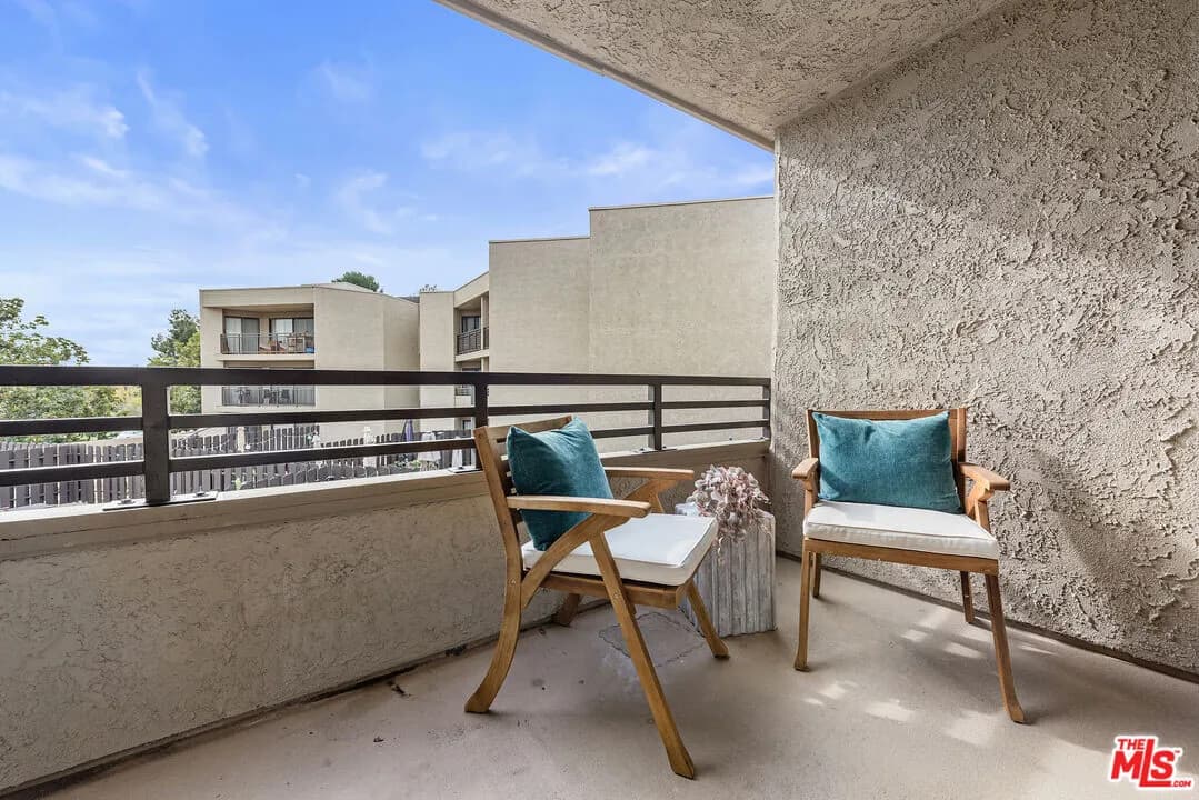 비아마리솔 콘도
						방2 화장실1, Over 1000 sf, 오픈구조, 마루바닥, 발코니, 편리한 위치
						콘도  Los Angeles CA's preview 3