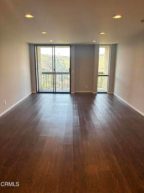 비아마리솔 콘도
						방2 화장실2, 파킹2대, Over 1000 sf, 오픈구조, 마루바닥, 발코니
						콘도  Los Angeles CA's preview 1