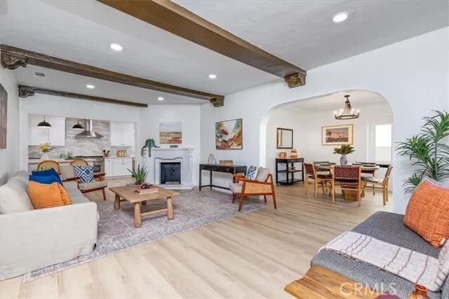 엘에이 하우스
						방3 화장실3, (Front 방2 화2 & Back 방1화1) 건평 Over 2100 sf, 랏 약 6800 sf
						주택  Los Angeles CA's preview 1