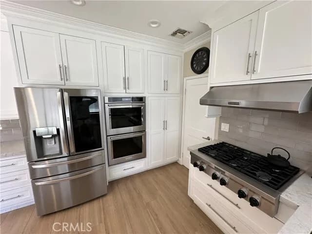 발렌시아 하우스 
						방4 화장실3, + Office, (1층 방1+화1) 약 2100 sf, 랏 6400 sf, 3카차고, NO Mello Roos
						주택  Valencia CA's preview 0