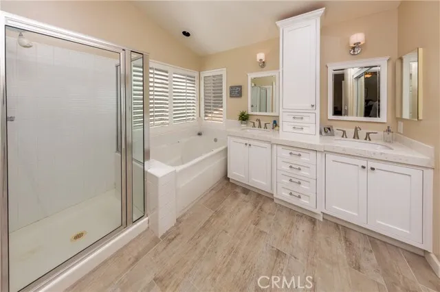 발렌시아 하우스 
						방4 화장실3, + Office, (1층 방1+화1) 약 2100 sf, 랏 6400 sf, 3카차고, NO Mello Roos
						주택  Valencia CA's preview 1