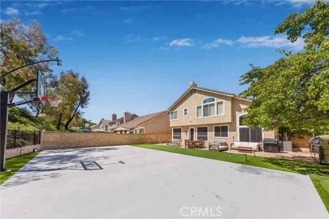 발렌시아 하우스 
						방4 화장실3, + Office, (1층 방1+화1) 약 2100 sf, 랏 6400 sf, 3카차고, NO Mello Roos
						주택  Valencia CA's preview 2